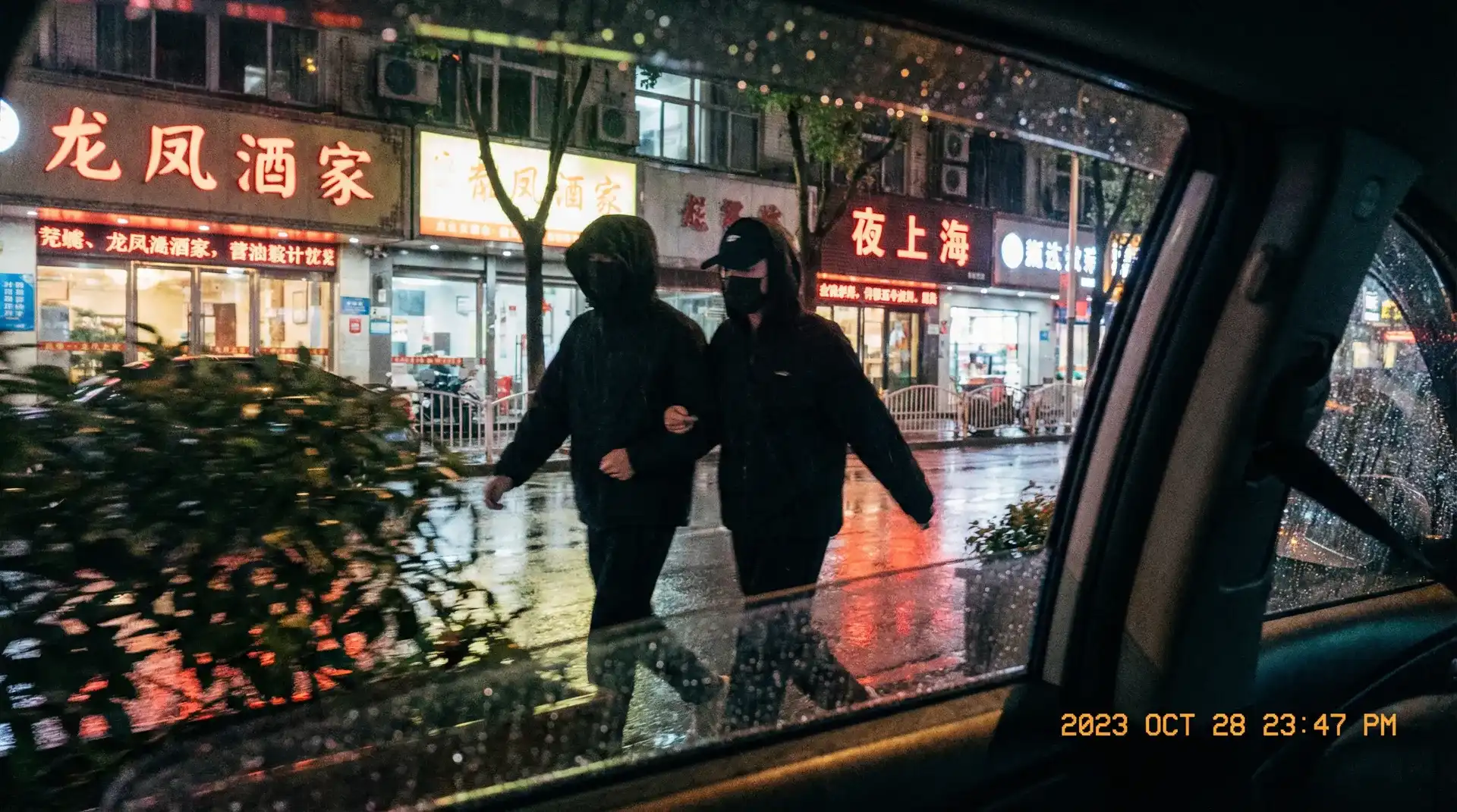 ADC年龄确认十八点此进入 - 顶流明星深夜密会现场抓拍照片